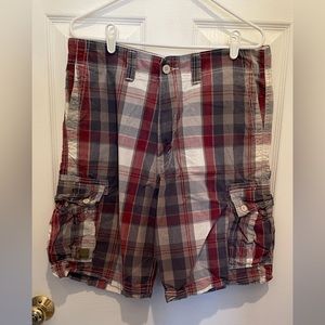 Levi’s Denizen Men’s Plaid Cargo Shorts. Size 36.